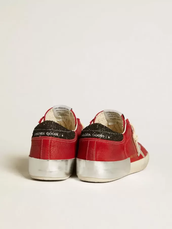 Super-Star LTD para mujer en nubuck rojo con estrella de cuero y lengüeta brillante en el talón Super-Star LTD para mujer en nubuck rojo con estrella de cuero y lengüeta brillante en el talón
