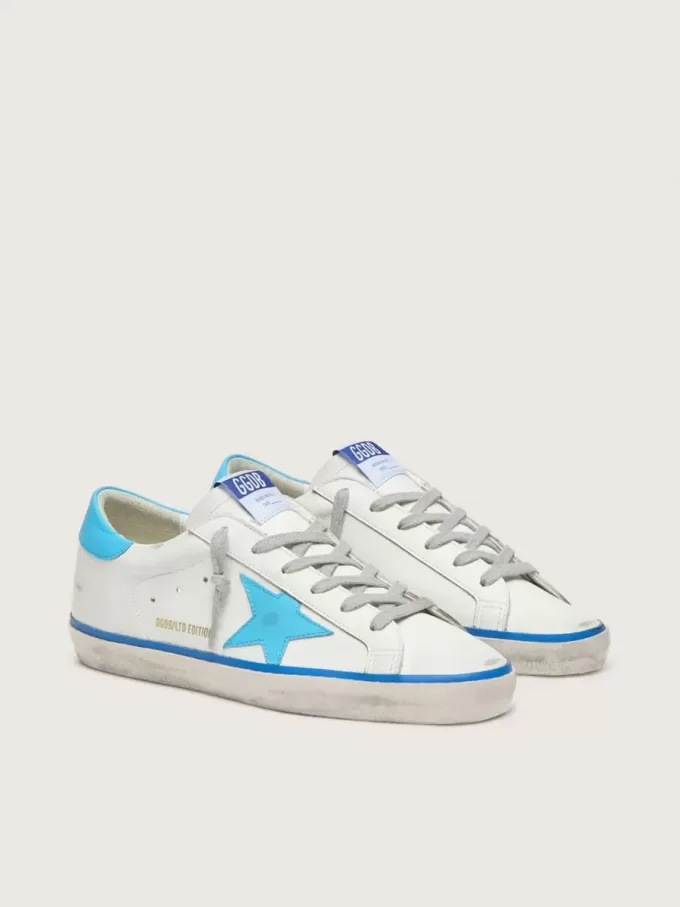 Super-Star LTD para mujer en piel blanca con estrella y lengüeta del talón en piel azul claro Super-Star LTD para mujer en piel blanca con estrella y lengüeta del talón en piel azul claro