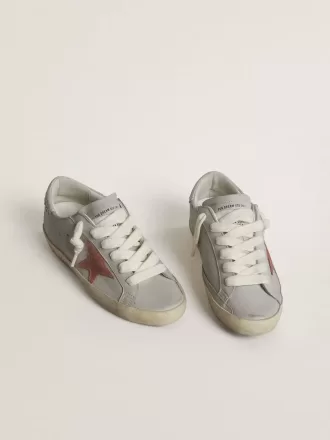Super-Star LTD para mujer en piel gris con estrella de ante rojo ladrillo