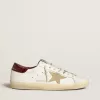 Super-Star para hombre con estrella de ante color arena y lengüeta trasera de piel con estampado de cocodrilo rojo