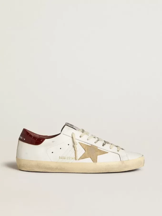 Super-Star para hombre con estrella de ante color arena y lengüeta trasera de piel con estampado de cocodrilo rojo