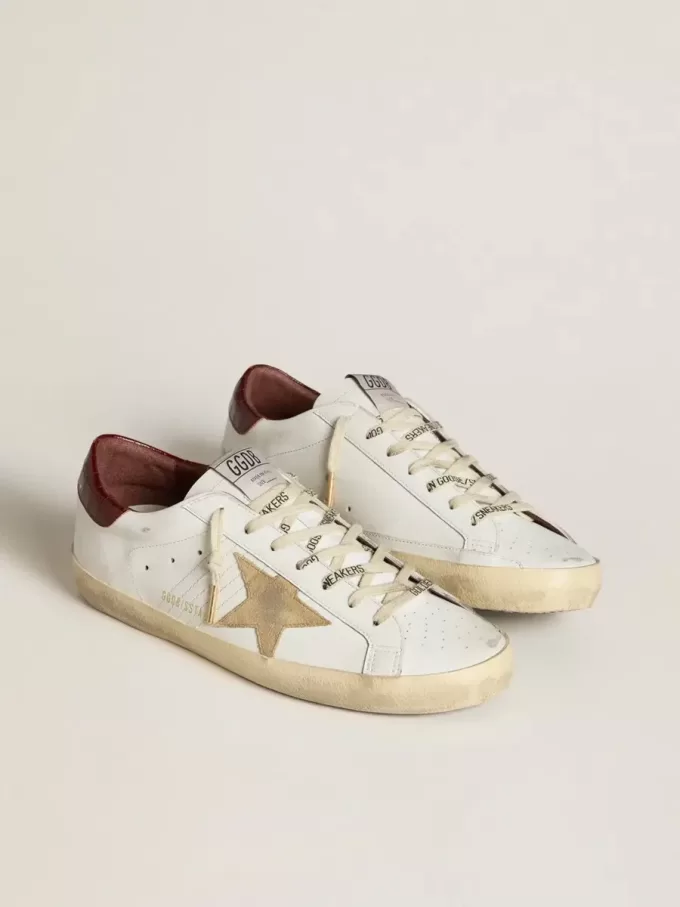 Super-Star para hombre con estrella de ante color arena y lengüeta trasera de piel con estampado de cocodrilo rojo