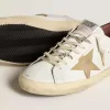 Super-Star para hombre con estrella de ante color arena y lengüeta trasera de piel con estampado de cocodrilo rojo