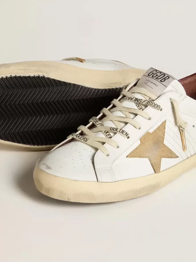 Super-Star para hombre con estrella de ante color arena y lengüeta trasera de piel con estampado de cocodrilo rojo