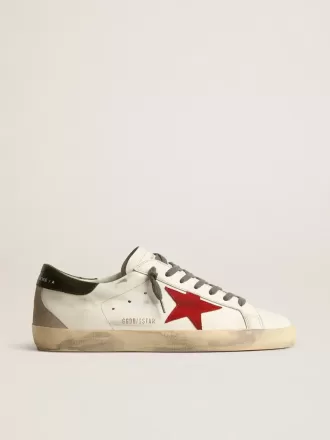 Super-Star para hombre con estrella de ante rojo y lengüeta de cuero verde en el talón Super-Star para hombre con estrella de ante rojo y lengüeta de cuero verde en el talón