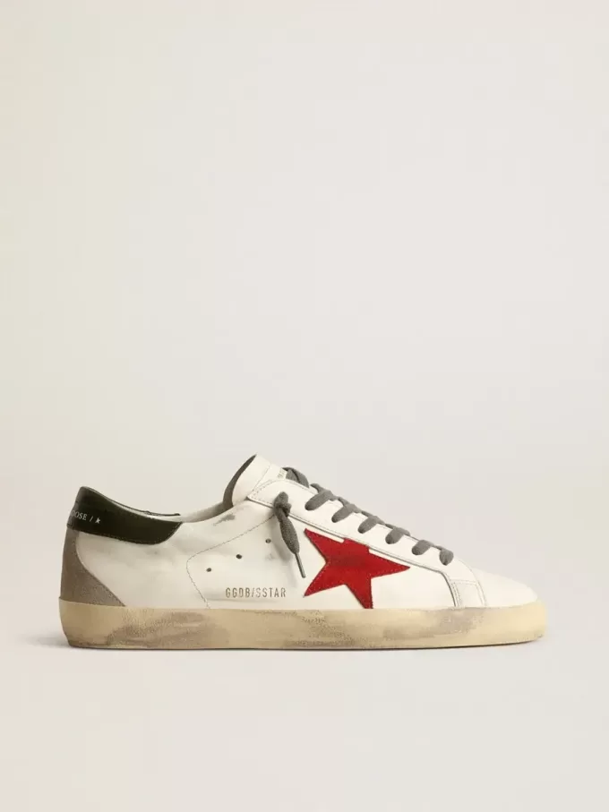Super-Star para hombre con estrella de ante rojo y lengüeta de cuero verde en el talón