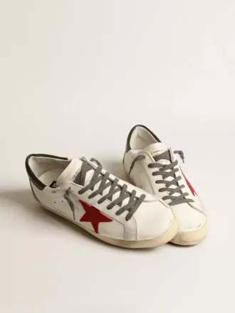 Super-Star para hombre con estrella de ante rojo y lengüeta de cuero verde en el talón Super-Star para hombre con estrella de ante rojo y lengüeta de cuero verde en el talón