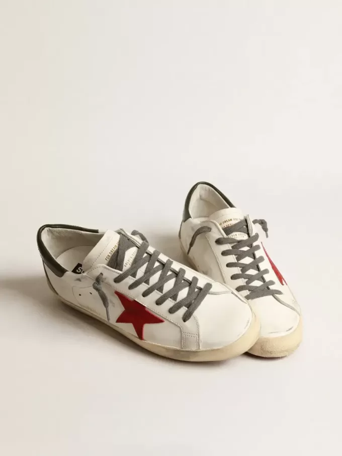 Super-Star para hombre con estrella de ante rojo y lengüeta de cuero verde en el talón