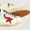 Super-Star para hombre con estrella de ante rojo y lengüeta de cuero verde en el talón