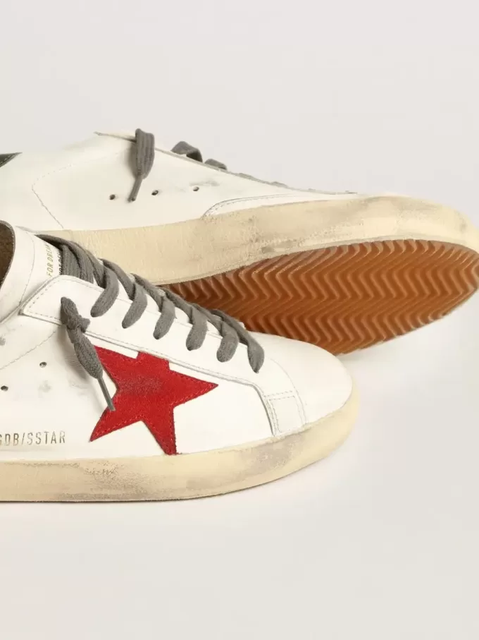 Super-Star para hombre con estrella de ante rojo y lengüeta de cuero verde en el talón