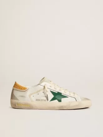Super-Star para hombre con estrella de ante verde y lengüeta del talón de piel con estampado de cocodrilo amarillo. Super-Star para hombre con estrella de ante verde y lengüeta del talón de piel con estampado de cocodrilo amarillo.