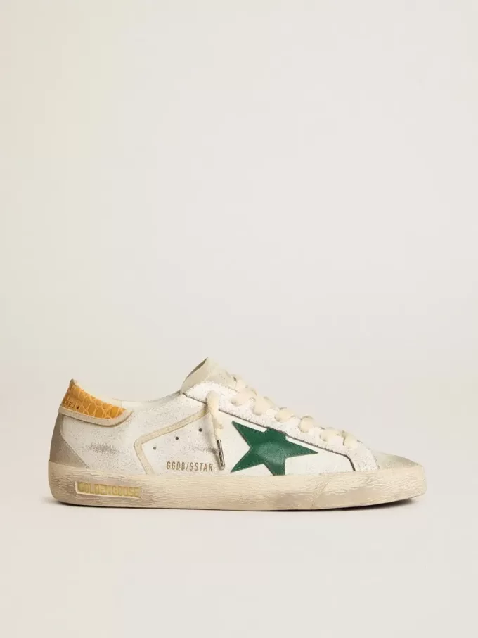 Super-Star para hombre con estrella de ante verde y lengüeta del talón de piel con estampado de cocodrilo amarillo.