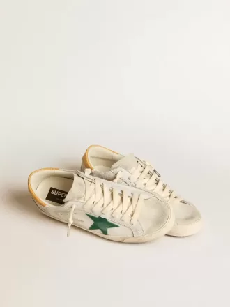 Super-Star para hombre con estrella de ante verde y lengüeta del talón de piel con estampado de cocodrilo amarillo. Super-Star para hombre con estrella de ante verde y lengüeta del talón de piel con estampado de cocodrilo amarillo.