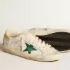 Super-Star para hombre con estrella de ante verde y lengüeta del talón de piel con estampado de cocodrilo amarillo.