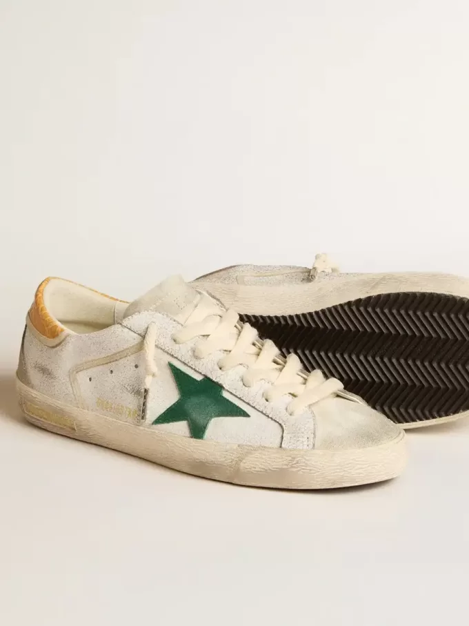Super-Star para hombre con estrella de ante verde y lengüeta del talón de piel con estampado de cocodrilo amarillo.