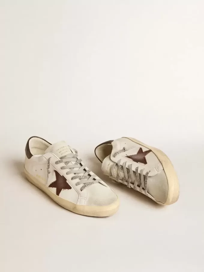 Super-Star para hombre con estrella de lona y lengüeta del talón de cuero marrón oscuro