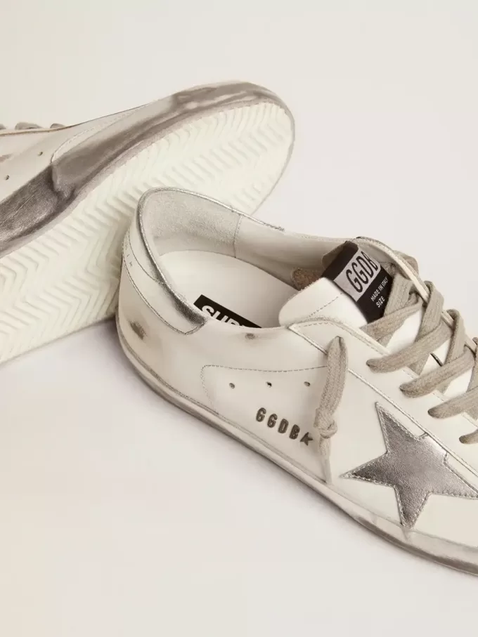 Super-Star para hombre con estrella laminada y lengüeta en el talón. Super-Star para hombre con estrella laminada y lengüeta en el talón.