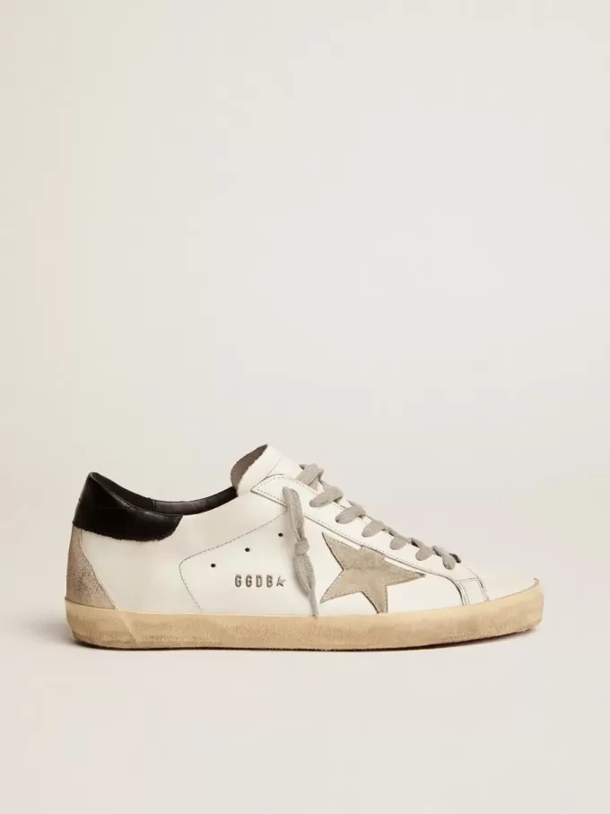 Super-Star para hombre con lengüeta negra en el talón y letras con tachuelas metálicas Super-Star para hombre con lengüeta negra en el talón y letras con tachuelas metálicas