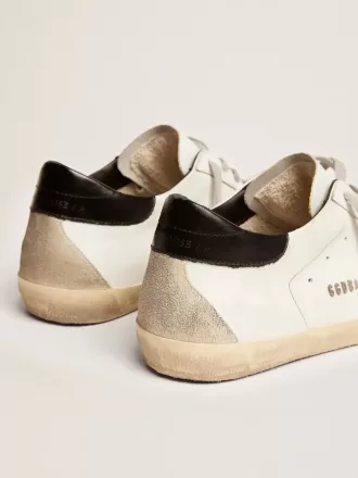 Super-Star para hombre con lengüeta negra en el talón y letras con tachuelas metálicas Super-Star para hombre con lengüeta negra en el talón y letras con tachuelas metálicas
