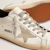 Super-Star para hombre con lengüeta negra en el talón y letras con tachuelas metálicas Super-Star para hombre con lengüeta negra en el talón y letras con tachuelas metálicas