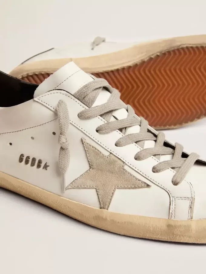 Super-Star para hombre con lengüeta negra en el talón y letras con tachuelas metálicas Super-Star para hombre con lengüeta negra en el talón y letras con tachuelas metálicas