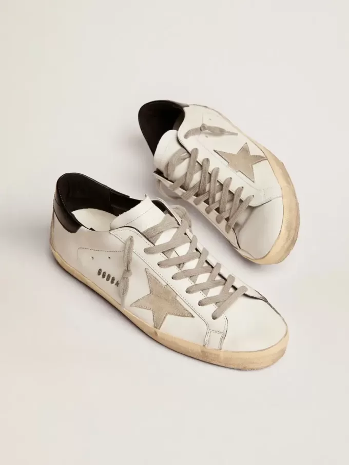 Super-Star para hombre con lengüeta negra en el talón y letras con tachuelas metálicas Super-Star para hombre con lengüeta negra en el talón y letras con tachuelas metálicas