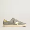 Super-Star para hombre en ante gris con estrella y lengüeta en el talón de cuero metalizado dorado Super-Star para hombre en ante gris con estrella y lengüeta en el talón de cuero metalizado dorado