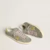 Super-Star para hombre en ante gris con estrella y lengüeta en el talón de cuero metalizado dorado Super-Star para hombre en ante gris con estrella y lengüeta en el talón de cuero metalizado dorado