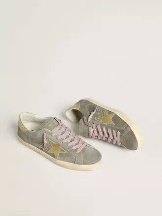 Super-Star para hombre en ante gris con estrella y lengüeta en el talón de cuero metalizado dorado Super-Star para hombre en ante gris con estrella y lengüeta en el talón de cuero metalizado dorado