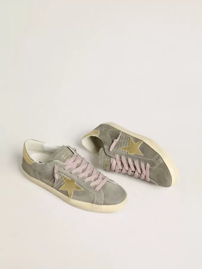 Super-Star para hombre en ante gris con estrella y lengüeta en el talón de cuero metalizado dorado Super-Star para hombre en ante gris con estrella y lengüeta en el talón de cuero metalizado dorado