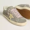 Super-Star para hombre en ante gris con estrella y lengüeta en el talón de cuero metalizado dorado Super-Star para hombre en ante gris con estrella y lengüeta en el talón de cuero metalizado dorado
