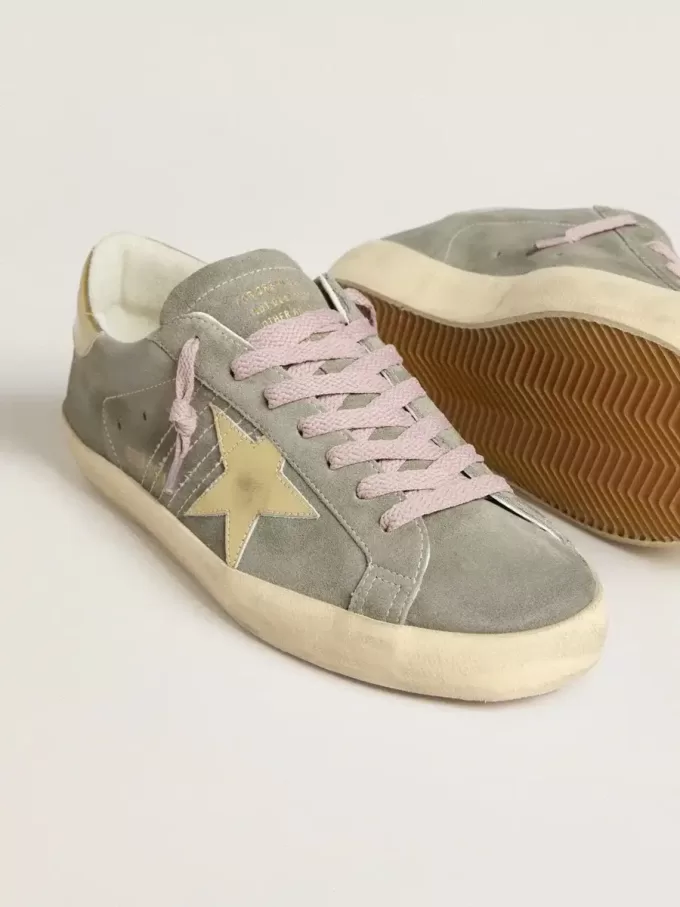 Super-Star para hombre en ante gris con estrella y lengüeta en el talón de cuero metalizado dorado Super-Star para hombre en ante gris con estrella y lengüeta en el talón de cuero metalizado dorado
