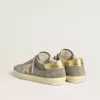 Super-Star para hombre en ante gris con estrella y lengüeta en el talón de cuero metalizado dorado Super-Star para hombre en ante gris con estrella y lengüeta en el talón de cuero metalizado dorado