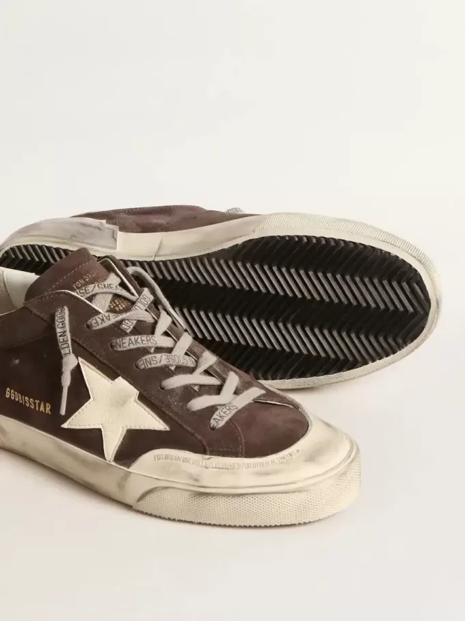 Super-Star para hombre en ante gris con estrella y lengüeta en el talón en napa cruda.