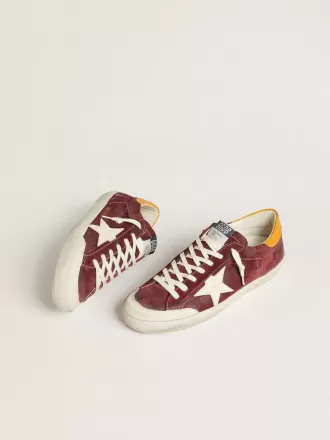 Super-Star para hombre en ante rojo ladrillo con estrella de cuero blanco y lengüeta del talón con estampado animal. Super-Star para hombre en ante rojo ladrillo con estrella de cuero blanco y lengüeta del talón con estampado animal.