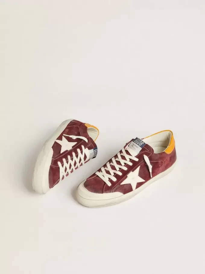 Super-Star para hombre en ante rojo ladrillo con estrella de cuero blanco y lengüeta del talón con estampado animal.