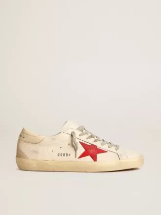Super-Star para hombre en napa con estrella roja y lengüeta del talón en piel color crema. Super-Star para hombre en napa con estrella roja y lengüeta del talón en piel color crema.