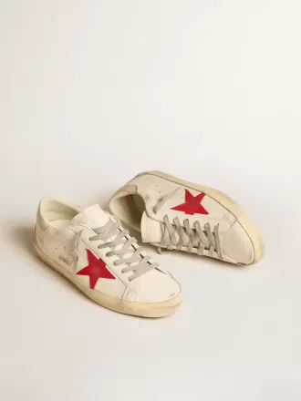 Super-Star para hombre en napa con estrella roja y lengüeta del talón en piel color crema. Super-Star para hombre en napa con estrella roja y lengüeta del talón en piel color crema.