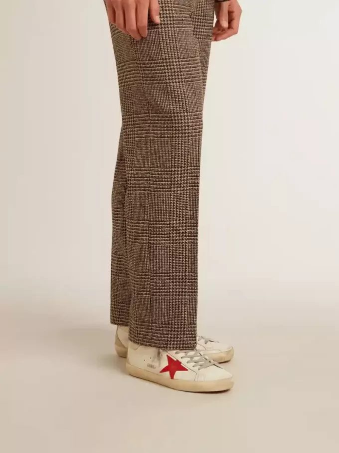 Super-Star para hombre en napa con estrella roja y lengüeta del talón en piel color crema.