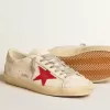 Super-Star para hombre en napa con estrella roja y lengüeta del talón en piel color crema.