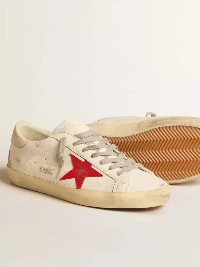Super-Star para hombre en napa con estrella roja y lengüeta del talón en piel color crema.