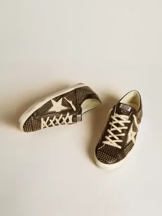 Super-Star para hombre en napa negra con tachuelas y estrella de cuero blanco Super-Star para hombre en napa negra con tachuelas y estrella de cuero blanco