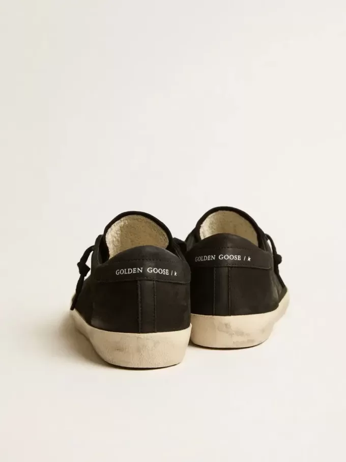 Super-Star para hombre en nubuck negro con estrella perforada y lengüeta del talón en nubuck negro Super-Star para hombre en nubuck negro con estrella perforada y lengüeta del talón en nubuck negro
