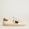 Super-Star para hombre en piel blanca con estrella de lona azul medianoche y lengüeta del talón en piel color tabaco. Super-Star para hombre en piel blanca con estrella de lona azul medianoche y lengüeta del talón en piel color tabaco.