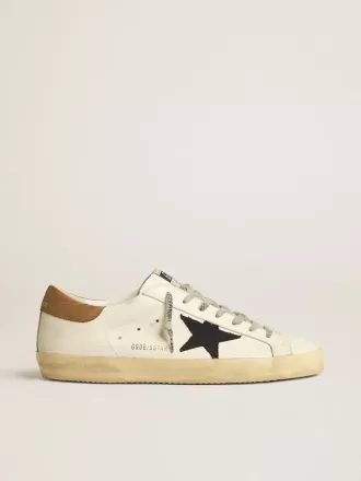Super-Star para hombre en piel blanca con estrella de lona azul medianoche y lengüeta del talón en piel color tabaco. Super-Star para hombre en piel blanca con estrella de lona azul medianoche y lengüeta del talón en piel color tabaco.