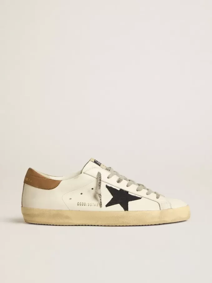 Super-Star para hombre en piel blanca con estrella de lona azul medianoche y lengüeta del talón en piel color tabaco. Super-Star para hombre en piel blanca con estrella de lona azul medianoche y lengüeta del talón en piel color tabaco.