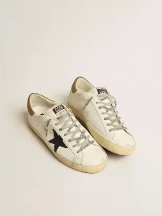 Super-Star para hombre en piel blanca con estrella de lona azul medianoche y lengüeta del talón en piel color tabaco. Super-Star para hombre en piel blanca con estrella de lona azul medianoche y lengüeta del talón en piel color tabaco.