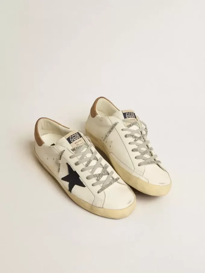 Super-Star para hombre en piel blanca con estrella de lona azul medianoche y lengüeta del talón en piel color tabaco. Super-Star para hombre en piel blanca con estrella de lona azul medianoche y lengüeta del talón en piel color tabaco.