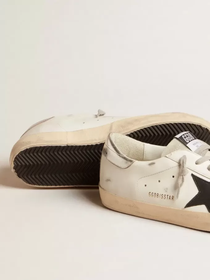 Super-Star para hombre en piel blanca con estrella de nubuck negro y lengüeta del talón en piel metalizada plateada Super-Star para hombre en piel blanca con estrella de nubuck negro y lengüeta del talón en piel metalizada plateada
