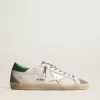 Super-Star para hombre en piel blanca con estrella plateada y lengüeta verde en el talón Super-Star para hombre en piel blanca con estrella plateada y lengüeta verde en el talón